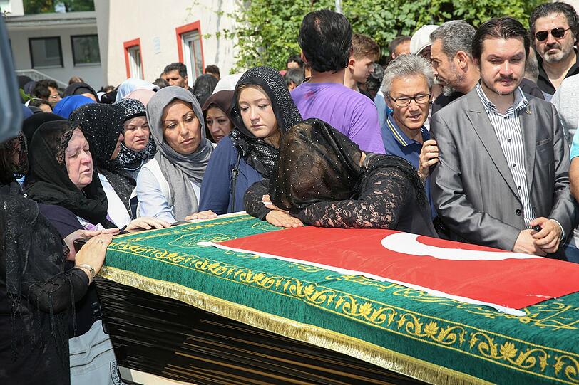 In der Trauer vereint: Die türkisch-islamische Gemeinde hat der Opfer des OEZ-Amokläufers gedacht - die Bilder.
