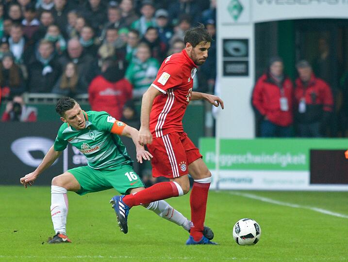 JAVI MARTÍNEZ: NOTE 2. Sehr ballsicher und souverän im Aufbauspiel wie in den Zweikämpfen &ndash; vor allem bei Kopfballduellen in der Regel Sieger. Lief seine Gegenspieler meist ab, wenn es brenzlig wurde. Die Konstante im Abwehr-Riegel.
