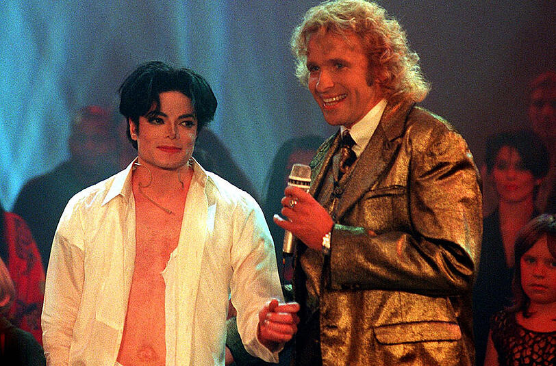 Auch zahlreiche Superstars waren bei "Wetten, dass...?" zu Gast: So zum Beispiel Michael Jackson, der 1995 seinen "Earth Song" performte und in der ZDF-Show seinen ersten Auftritt in einer TV-Show außerhalb der USA hatte.