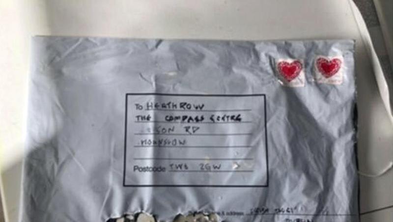 Die Polizei geht davon aus, dass die Vorfälle miteinander zusammenhängen. Alle drei Umschläge wurden in Verwaltungsgebäuden entdeckt. Die Polizei geht davon aus, dass die Vorfälle miteinander zusammenhängen. Alle drei Umschläge wurden in Verwaltungsgebäuden entdeckt.