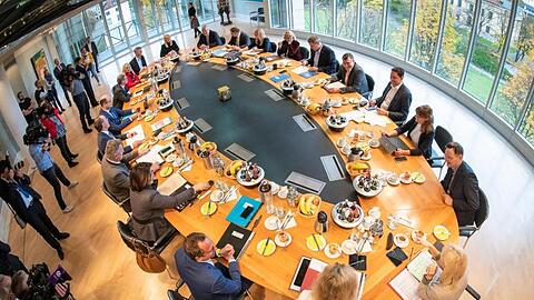 Mitglieder des bayerischen Kabinetts sitzen in der bayerischen Staatskanzlei auf ihren Plätzen. Foto: Peter Kneffel/dpa/Archivbild