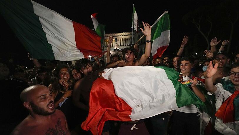 "Das war eine wilde Nacht": Nach dem Triumph im Halbfinale gegen Spanien träumt ganz Italien nun vom EM-Sieg. "Das war eine wilde Nacht": Nach dem Triumph im Halbfinale gegen Spanien träumt ganz Italien nun vom EM-Sieg.