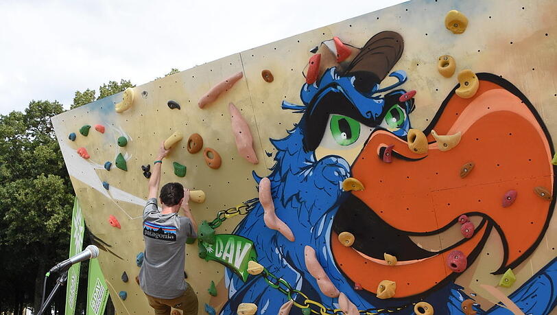 Der "Dicke Hans", ein Boulderblock, hat schon auf der Theresienwiese gestanden. Nun ist er am Candidplatz.