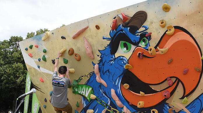 Der "Dicke Hans", ein Boulderblock, hat schon auf der Theresienwiese gestanden. Nun ist er am Candidplatz.