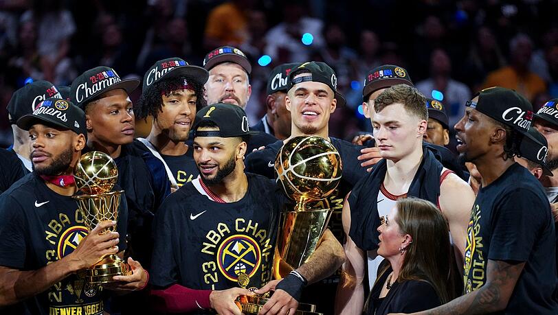 Nuggets-Guard Jamal Murray hält die Larry O'Brien NBA Championship Trophy nach dem Sieg.