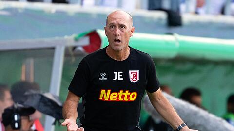Trainer Joe Enochs von Regensburg reagiert an der Seitenlinie.