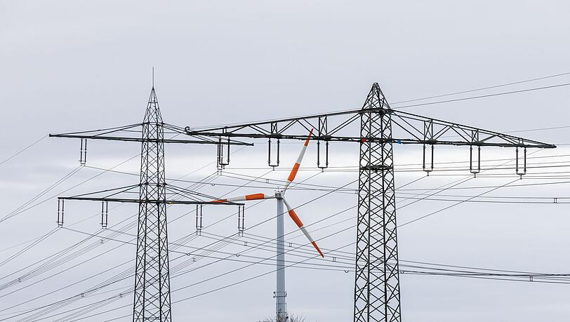 Damit der Windstrom bis zum Stromnutzer kommt, sind Stromleitungen nötig - das ist eine teure Sache.