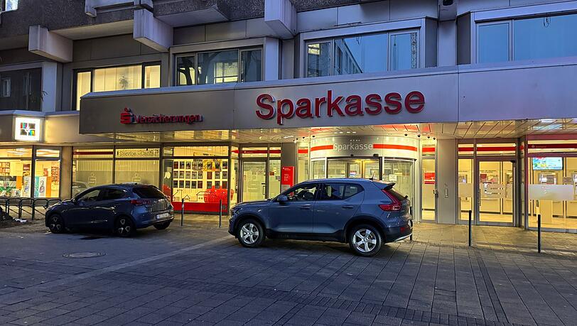 Die Sparkasse bleibt bis auf den SB-Raum mit den Automaten noch f&uuml;r Wochen zu - im Tresorraum wird fieberhaft gearbeitet.