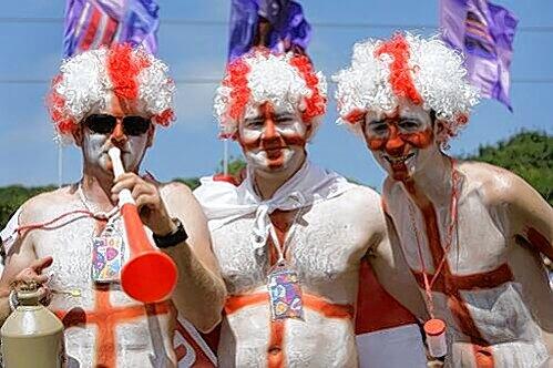 Gut maskiert: Englische Fans in Südafrika.