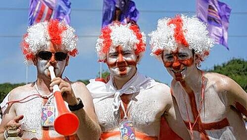 Gut maskiert: Englische Fans in Südafrika. Gut maskiert: Englische Fans in Südafrika.
