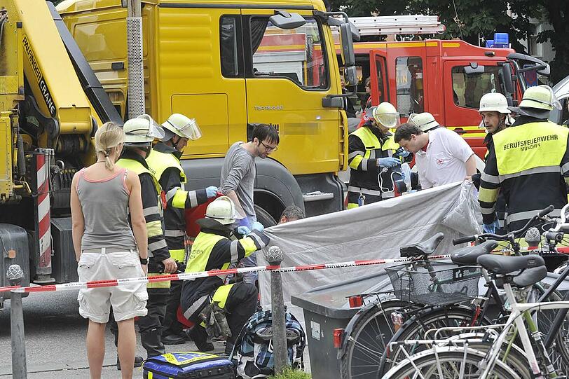 Tragischer Unfall in der Rosenheimer Straße: Ein Lkw-Fahrer hat eine Frau beim abbiegen übersehen und überrollt.