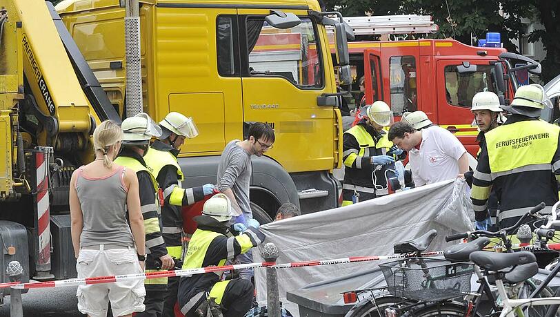 Tragischer Unfall in der Rosenheimer Straße: Ein Lkw-Fahrer hat eine Frau beim abbiegen übersehen und überrollt. Tragischer Unfall in der Rosenheimer Straße: Ein Lkw-Fahrer hat eine Frau beim abbiegen übersehen und überrollt.