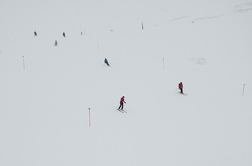 Endlich hat das Warten ein Ende: Die Ski-Saison in Bayern hat begonnen. Schon am ersten Wochenende tummelten sich rund 1.000 Wintersport-Fans allein auf der Zugspitze. Die Bilder.