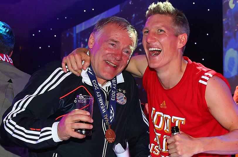 Hermann Gerland: Auf Cola light umsteigen! Bei den ganzen Whiskey-Colas, die der Co-Trainer nach jedem wichtigen Auswärtssieg trinkt...