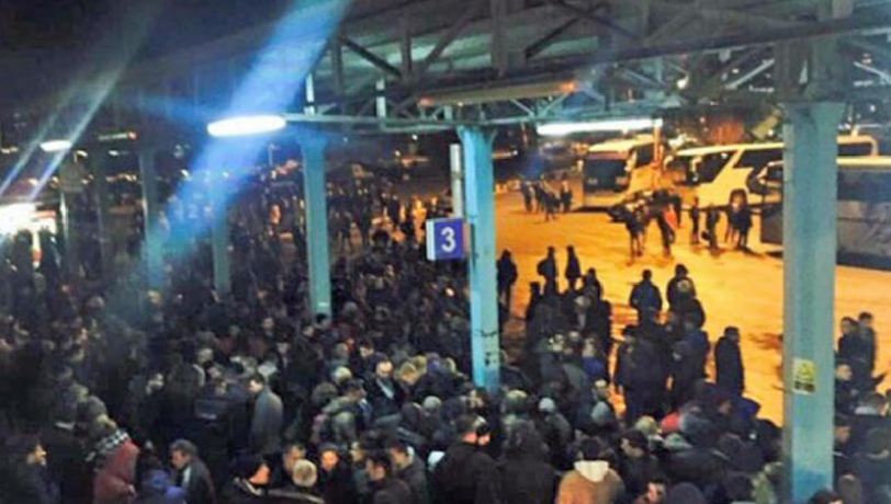 Ein Bild von Ende Januar: Kosovaren warten auf dem Busbahnhof in Pristina. Sie hoffen auf einen Platz für die Reise in die EU.