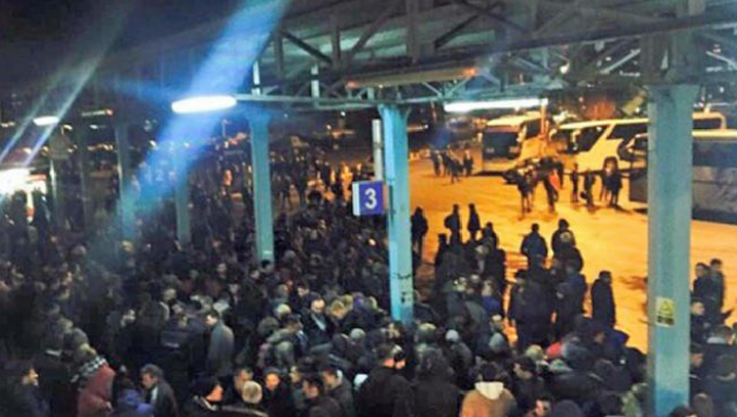 Ein Bild von Ende Januar: Kosovaren warten auf dem Busbahnhof in Pristina. Sie hoffen auf einen Platz für die Reise in die EU. Ein Bild von Ende Januar: Kosovaren warten auf dem Busbahnhof in Pristina. Sie hoffen auf einen Platz für die Reise in die EU.