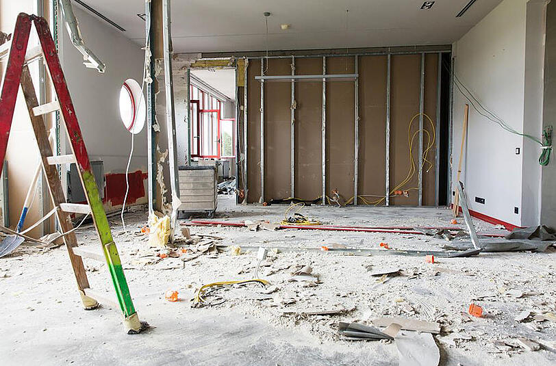 Während die Bayern-Profis urlauben, wird am Trainingsgelände an der Säbener Straße kräftig umgebaut.
