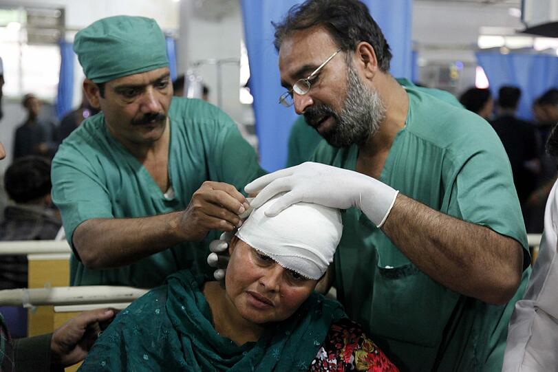 Ein schweres Erdbeben der Stärke 7,7 hat die Hindukusch-Regionen in Afghanistan, Pakistan und Indien erschüttert.