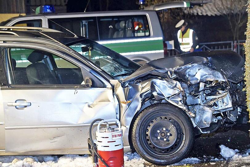 Unschöne Szenen spielten sich bei einem Unfall in Poing ab: Einer Frau wurden die Beine komplett zertrümmert.