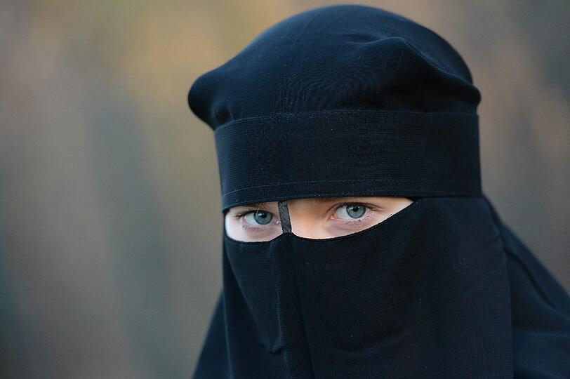 Die Frau trug einen Niqab, der den Kopf komplett verhüllt. Die Augen blicken durch einen Spalt.(Symbolbild)
