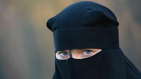 Die Frau trug einen Niqab, der den Kopf komplett verhüllt. Die Augen blicken durch einen Spalt.(Symbolbild)