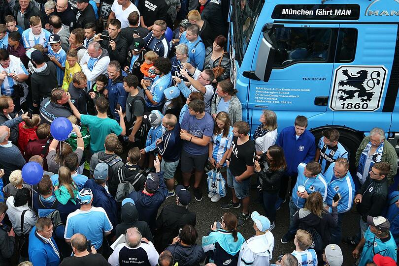 Suchbild: Finde den Aigner - viele Fans wollten ein Foto mit dem Heimkehrer.