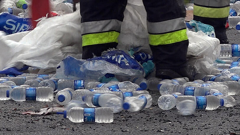 Bei einem schweren Lkw-Unfall auf der A6 behinderten dreiste Gaffer die Rettungsmaßnahmen massiv. Die Bilder von der Unfallstelle.