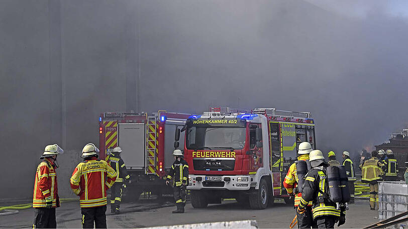 Massive Rauchentwicklung durch brennenden Müll: Szenen vom Großeinsatz in Hohenkammer.