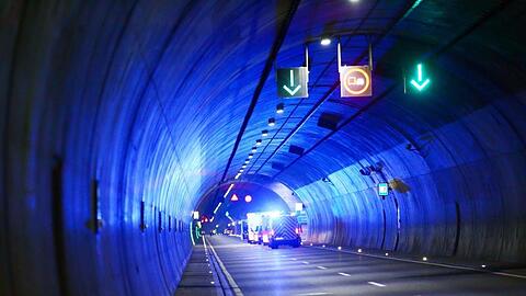Einsatzfahrzeuge mit Blaulicht fahren durch einen Tunnel auf dem Weg zum Einsatz. Foto: Bodo Schackow/zb/dpa/Archivbild