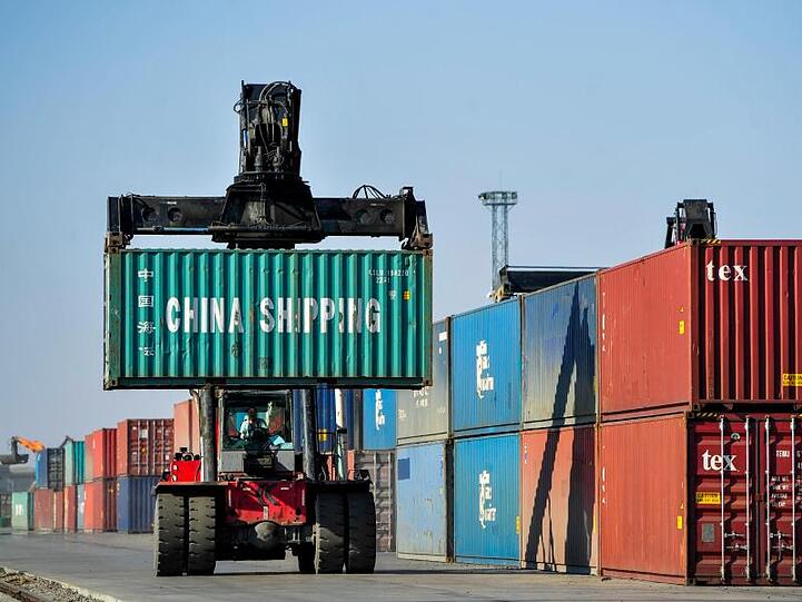 Container in einer Logistikstation im chinesischen Erenhot.
