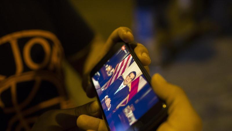 Puerto-Ricaner verfolgen auf einem Smartphone eine Videoaufzeichnung, in der Gouverneur Rosselló seinen Rücktritt zum 2. August ankündigt. Puerto-Ricaner verfolgen auf einem Smartphone eine Videoaufzeichnung, in der Gouverneur Rosselló seinen Rücktritt zum 2. August ankündigt.