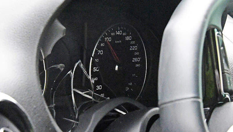 Die Tachonadel blieb nach dem Unfall bei circa 100 km/h stehen. Die Tachonadel blieb nach dem Unfall bei circa 100 km/h stehen.