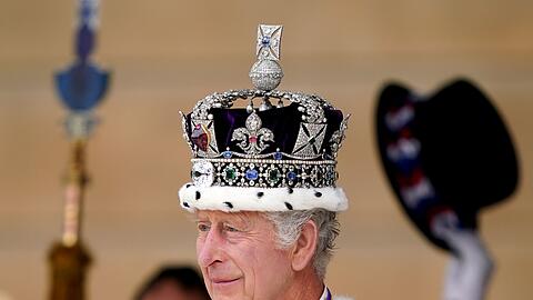 Die Krone sitzt: König Charles III. empfängt einen königlichen Salut von Mitgliedern des Militärs in den Gärten des Buckingham Place nach seiner Krönung.