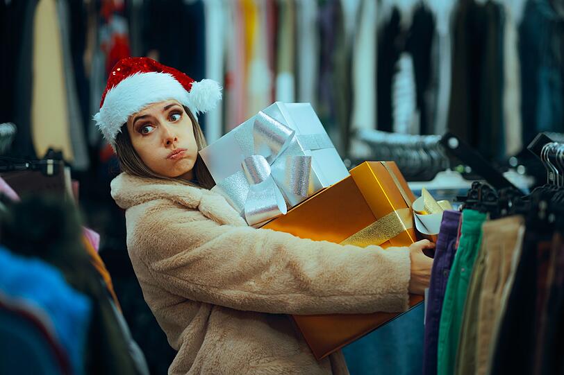 Warum wir den Großputz noch in den Herbst verlegen sollten? Weil wes eine Chance ist, etwas Druck aus dem Dezember herauszunehmen, der mit dem Weihnachtsfest meist äußerst stressig ist. Wenn neben dem Besorgen der Geschenke, Weihnachtsfeiern, Endspurt in der Arbeit und Dekorieren der Wohnung nicht auch noch ein Großputz fällig wird kurz vorm Fest, dann werden Sie es sich selbst danken. Warum wir den Großputz noch in den Herbst verlegen sollten? Weil wes eine Chance ist, etwas Druck aus dem Dezember herauszunehmen, der mit dem Weihnachtsfest meist äußerst stressig ist. Wenn neben dem Besorgen der Geschenke, Weihnachtsfeiern, Endspurt in der Arbeit und Dekorieren der Wohnung nicht auch noch ein Großputz fällig wird kurz vorm Fest, dann werden Sie es sich selbst danken.