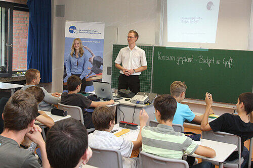 Aufklärungsunterricht in der Klasse 9b: Banker Roman Fink und Assistentin Simone Liebel zeigten anhand von Beispielen, wie man Schuldenfallen vermeidet.