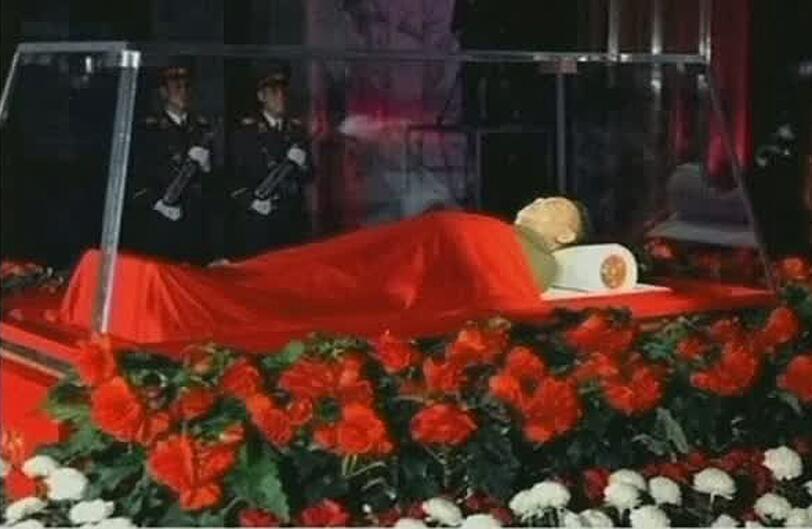 Der Leichnam des verstorbenen nordkoreanisch Diktator Kim Jong Il wurde am Dienstag in einem Glasarg öffentlich aufgebahrt.  Die Bilder von der Trauerfeier!