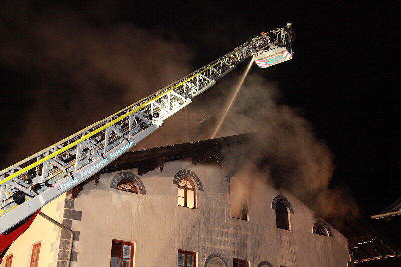 Die Flammen wüten drinnen weiter, fressen sich von Holzbalken zu Holzbalken.