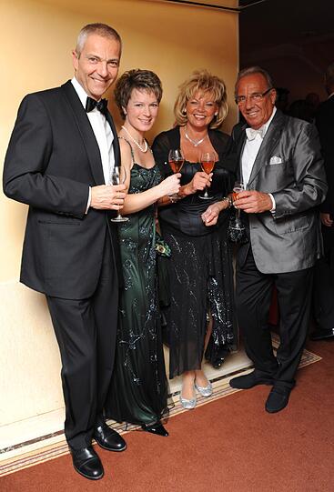 Gastronomenball im Bayerischen Hof: Dr. Michael Möller mit Frau Irmgart und Günther Steinberg mit Margot