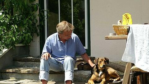 Roland Fischer mit seiner Mischlingshündin Siska.