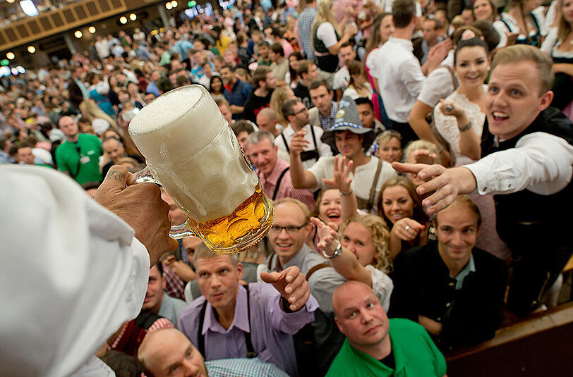 Anfangs noch durchaus notdürftig eingeschenkt - die ersten Maß Bier im Schottenhamel-Festzelt.
