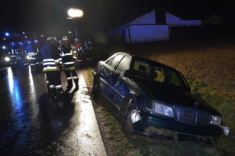 Als Polizei und Feuerwehr am Unfallort ankamen, war vom Fahrer keine Spur. Die Bilder vom Einsatz.