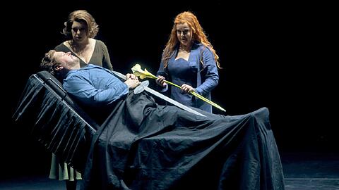 "Tristan und Isolde", Probenfoto von 2016, 3. Aufzug: Stephan Gould (Tristan), Christa Mayer (Brangäne), Petra Lang (Isolde).