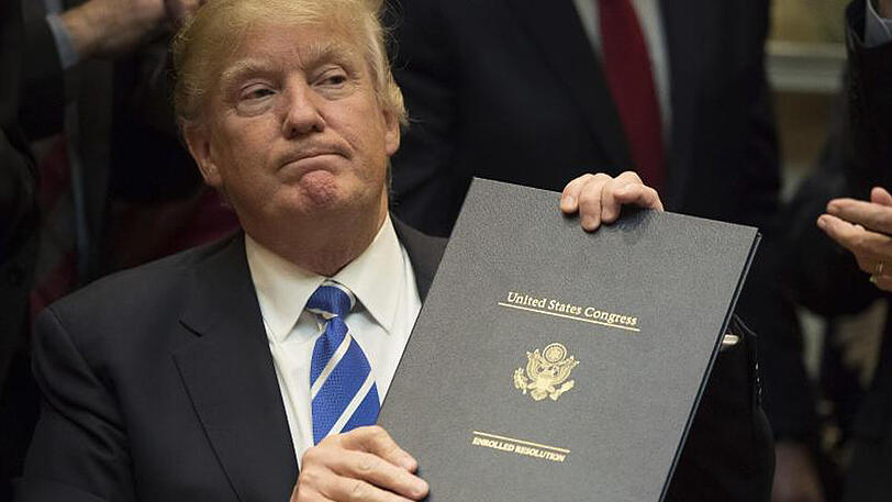 US-Präsident Donald Trump am Dienstag mit einem von ihm unterzeichneten Dekret.