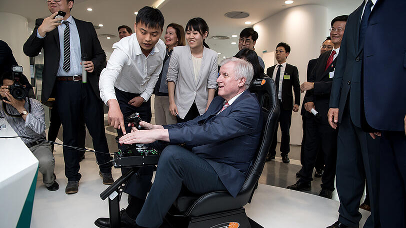 Kapitän Seehofer: Im Siemens-Forschungszentrum probiert sich Bayerns Ministerpräsident an einem Flugsimulator.