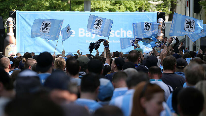 Stimmung pur an der Grünwalder Straße: Die Löwen-Fans beim Public Viewing am Trainingsgelände.