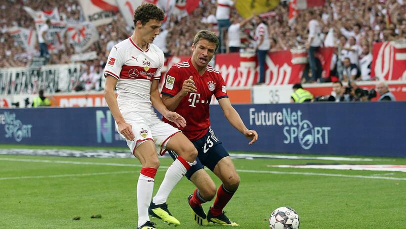 Bayern-Neuzugang Benjamin Pavard im Zweikampf mit Thomas Müller.