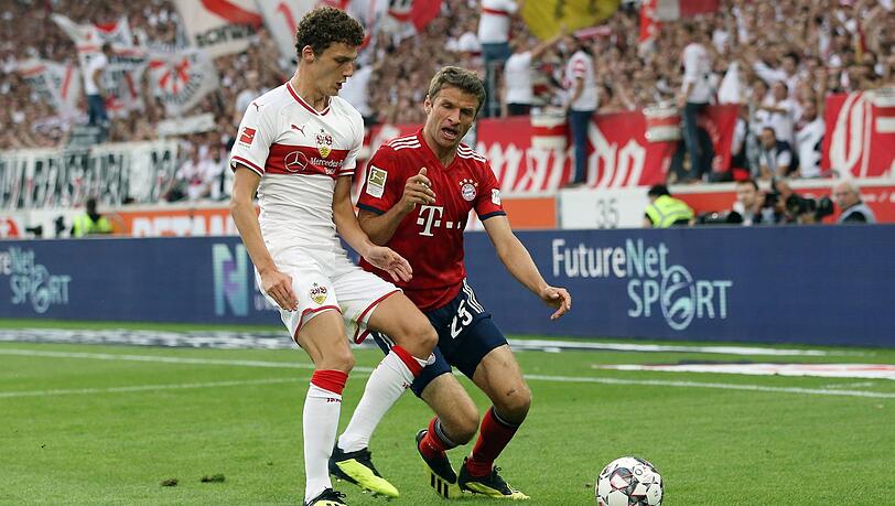 Bayern-Neuzugang Benjamin Pavard im Zweikampf mit Thomas Müller. Bayern-Neuzugang Benjamin Pavard im Zweikampf mit Thomas Müller.
