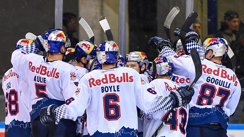 Die EHC-Cracks feiern den 3:2-Erfolg im Topspiel bei den Straubing Tigers.