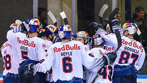 Die EHC-Cracks feiern den 3:2-Erfolg im Topspiel bei den Straubing Tigers.