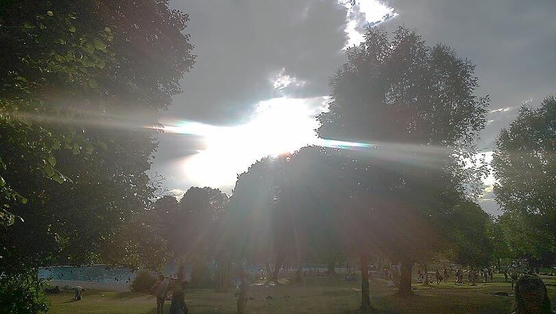 Sonne und Regen gleichzeitig - als Abschluss eines heißen Sommertages.